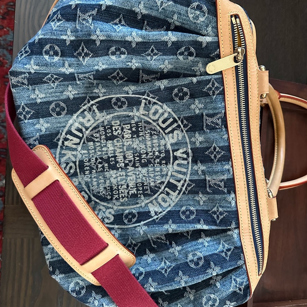 Louis Vuitton Purse.